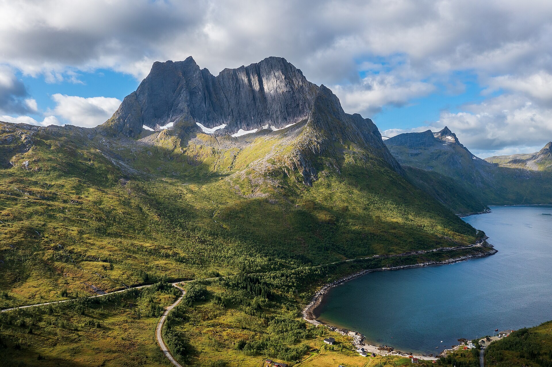 Breidtinden massif above the Mefjord road