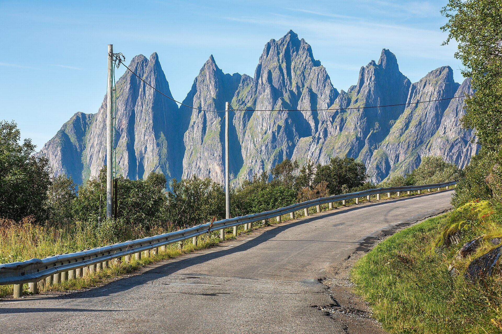 The scenic route beneath the Okshornan spires